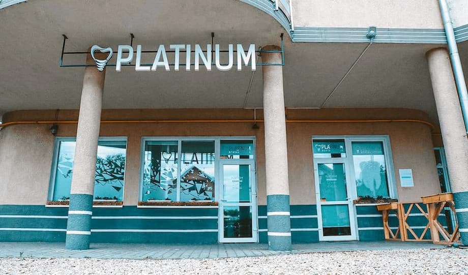 The main entrance to the clinic.