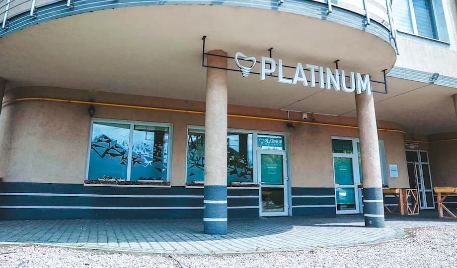The main entrance to the clinic.